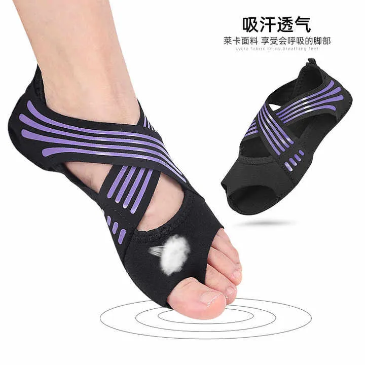 Yoga Socks for Extra Grip in Standard-جوارب يوغا